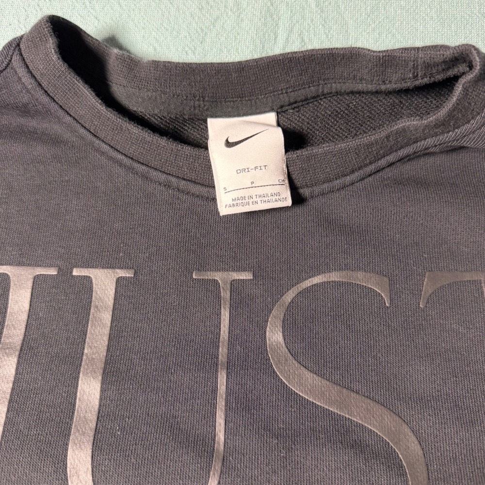 Nike Dri-FIT Womens Small Black Just Do It Graphic Cropped Sweatshirt Pullover - Picture 4 of 4